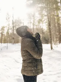 ilustrasi musim dingin/Photo by Kelly Sikkema on Unsplash