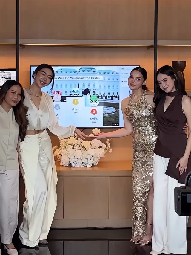 Syifa Hadju Bridal Shower Sahabat pakai baju coklat. [@syifahadju]