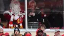 Kakak laki-laki Taylor Swift mengenakan kostum Santa Klaus lengkap dengan rambut dan jenggot palsu panjang. (Jamie Squire/Getty Images/AFP)