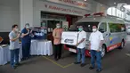 Chief Astra Financial Adi Sepiarso secara simbolis menyerahkan satu unit mobil Ambulance Gawat Darurat kepada Dirut RS St Carolus, Rudyan Kopot (tengah) di Rumah Sakit St Carolus, Jakarta, Rabu (8/4/2020). Selian mobil ambulance juga diserahkan peralatan medis. (Liputan6.com/HO/Eko)
