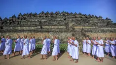 Para calon biksu bermeditasi sambil berjalan tanpa alas kaki dalam ritual 'Pabbaja Samanera', di kawasan Candi Borobudur, Magelang, Jawa Tengah, 19 Desember 2023. (DEVI RAHMAN/AFP)