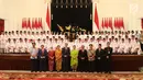 Presiden Joko Widodo (tengah) bersama Ibu Negara Iriana dan sejumlah menteri Kabinet Kerja foto bersama anggota Paskibraka usai pengukuhan di Istana Negara, Jakarta, Kamis (15/8/2019). Anggota Paskibraka tersebut pelajar SMA dan perwakilan dari 34 provinsi di Indonesia. (Liputan6.com/Angga Yuniar)