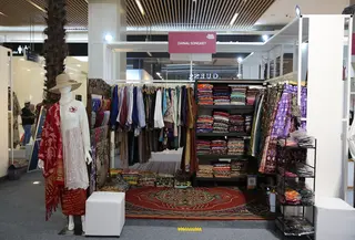 Berawal dari tahun 1982 dari tim produksi dan pengrajin dari kain songket, dengan belajar dan menempuh pendidikan membuat ia menjadi desainer. Kain mentah yang dijadikan sebuah busana dengan tampilan modern dan elegan khas sentuhan wastra Indonesia. Target pasar yang diincar merupakan dari kalangan menengah ke atas, perjalanan 40 tahun berkarya hingga memperkenalkan koleksi-koleksinya di panggung Internasional. (Foto: Parade Wastra.doc)