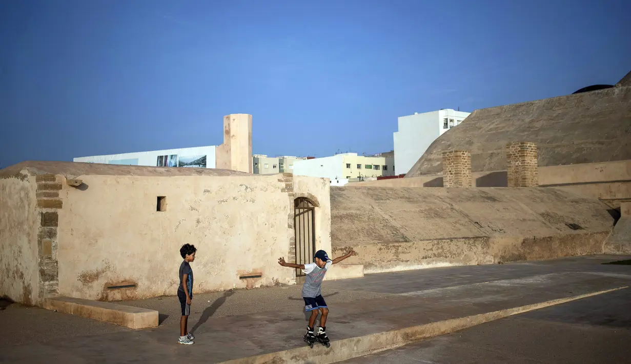 Anak laki-laki bermain di luar benteng yang diubah menjadi museum fotografi yang menghadap ke Samudra Atlantik, di Rabat, Maroko,  Selasa (22/9/2020). (AP Photo / Mosa'ab Elshamy)
