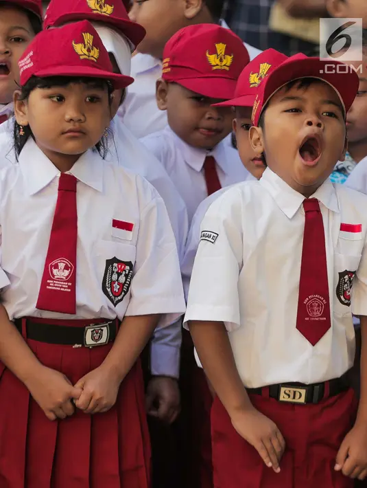 Salah satu murid menguap di sela upacara bendera pada hari pertama masuk sekolah di SDN Pisangan 02, Ciputat, Tangerang Selatan, Senin (15/7/2019). Senin, 15 Juli 2019 merupakan hari pertama masuk sekolah tahun ajaran 2019/2020 usai libur panjang. (Liputan6.com/Faizal Fanani)