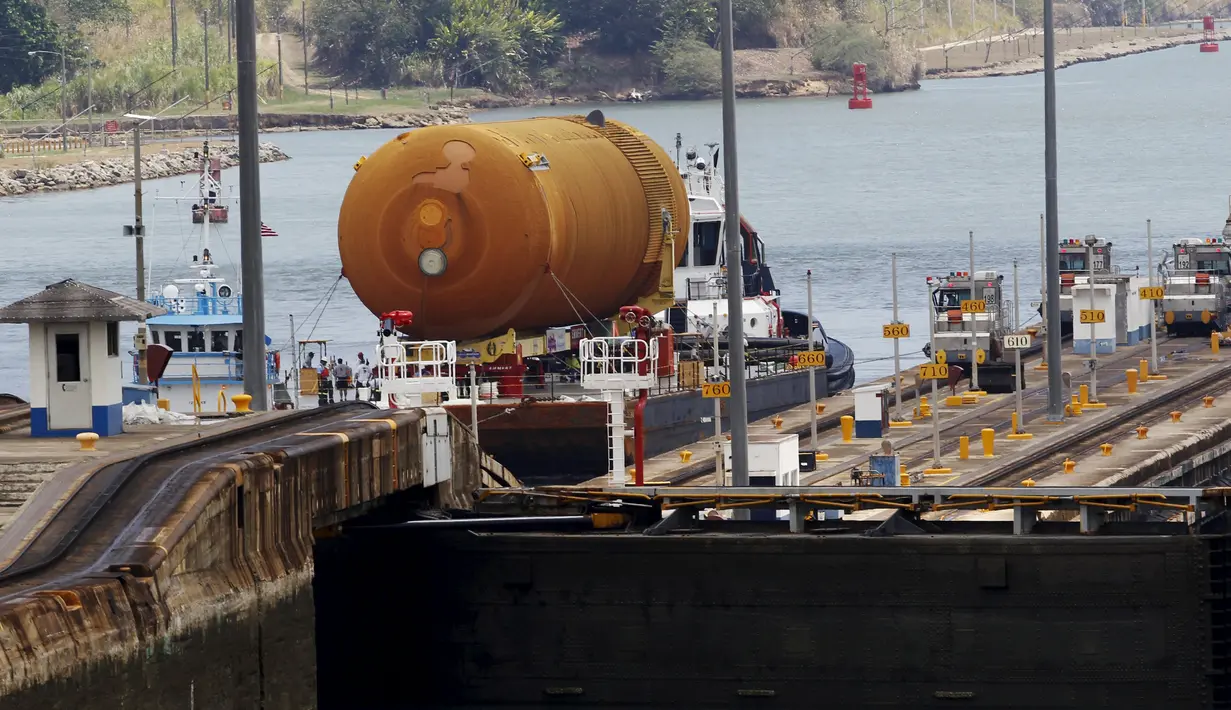 Tangki eksternal pesawat ulang alik diangkut menggunakan kapal di  Colon City, Panama, (25/4). Tangki berisi  komponen dari kendaraan peluncuran pesawat ulang-alik yang berisi bahan bakar hidrogen cair dan oksidator oksigen cair. (REUTERS / Carlos Jasso)
