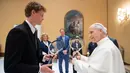 Foto yang diambil dan dibagikan pada 14 Mei 2025 oleh The Vatican Media ini menunjukkan Paus Leo XIV saat audiensi pribadi dengan petenis Italia Jannik Sinner, di Vatikan. (Handout/VATICAN MEDIA/AFP)