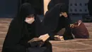 Jemaah berdoa memburu malam lailatul qadar pada bulan suci Ramadan di Masjid Universitas Teheran, Laylat al-Qadr, Iran, Selasa (12/5/2020). Iran mengizinkan masjid dibuka kembali, namun dengan memperhatikan prosedur kesehatan dan sosial untuk mencegah penyebaran COVID-19. (AP Photo/Vahid Salemi)