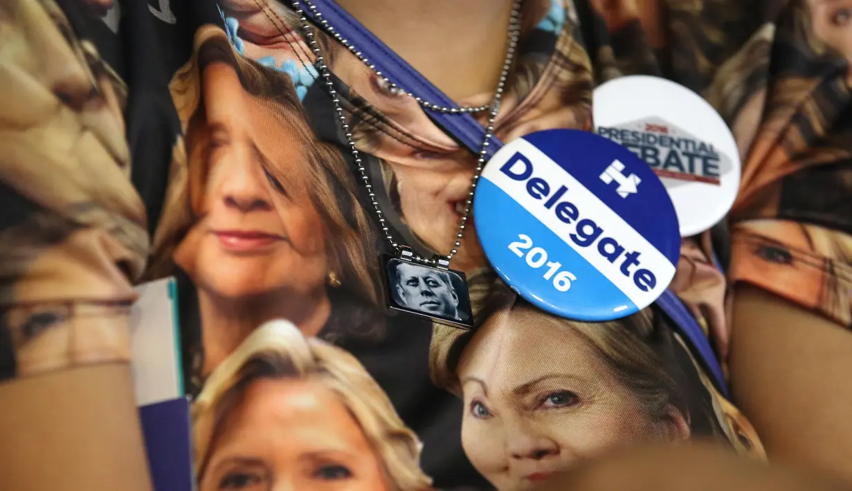 Pendukung wanita menggunakan kaos bergambar Hillary Clinton dengan liontin kalung bergambar mantan presiden Kennedy pada saat kampanye Hillary di Las Vegas, Nevada, AS (12/10). (Reuters/Lucy Nicholson)