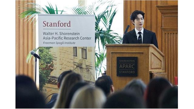 Bahas Korean Wave, Ini 6 Potret Suho EXO Jadi Pembicara di Stanford University