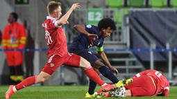 Eduardo Camavinga. Gelandang tengah yang masih berusia 19 tahun ini kini tengah menjalani musim keduanya bersama Real Madrid sejak didatangkan dari Rennes pada awal musim 2022/2023. Musim ini ia telah tampil dalam 18 laga di semua ajang bersama Real Madrid. Bersama Timnas Prancis ia telah mengoleksi 4 caps dengan torehan 1 gol sejak melakukan debut pada 8 September 2020. (AFP/Attila Kisbenedek)