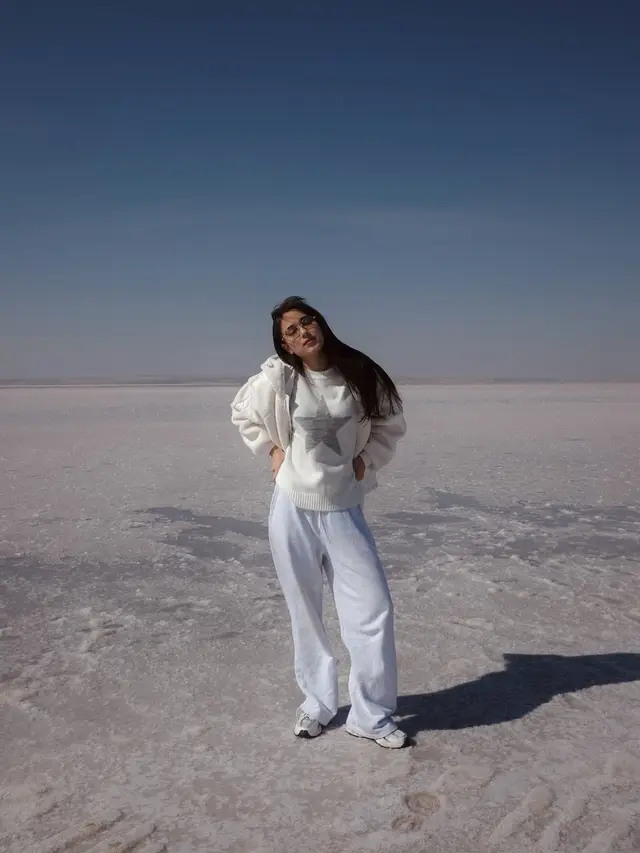 Gaya Liburan Yasmin Napper di Turki, Kasual Elegan dengan Sentuhan Chic dengan Sweater