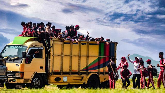 Ilustrasi truk, siswa naik di bak truk