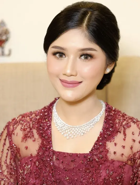 Kali ini kalung berlian Erina terlihat semakin megah dengan paduan anting berlian yang sempurnakan kebaya bernuansa merah maroon.  [Foto: Instagram/ Erina Gudono]