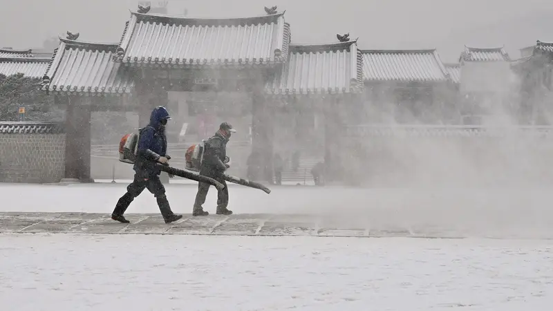Istana Gyeongbokgung Diselimuti Salju Tebal