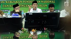 Mendikbud Muhadjir Effendy (kedua kiri) saat menghadiri Rapat Pleno ke-19 Dewan Pertimbangan MUI di Jakarta, Rabu (23/8). Selain rapat juga dilakukan Dialog Kebijakan Pendidikan Nasional dan Kepentingan Umat Islam. (Liputan6.com/Helmi Fithriansyah)