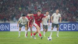 Striker Timnas Indonesia, Ole Romeny, mencetak gol kemenangan skuad Garuda atas China di Stadion Utama Gelora Bung Karno, Jakarta, Kamis (5/6/2025). (Bola.com/Bagaskara Lazuardi)