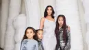 Sementara untuk anak perempuan, tampil dress dan setelan sequin warna hitam metalik yang mencolok. [kimkardashian]