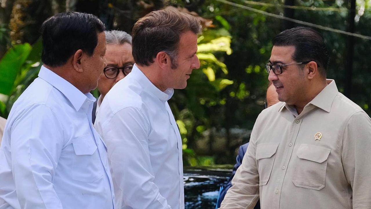 VIDEO:  Gesit Seskab Teddy Curi Kesempatan Foto Bareng Presiden Macron di Borobudur