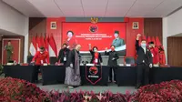 Museum Rekor Dunia Indonesia (MURI) menyerahkan sejumlah penghargaan atas pemecahan rekor kepada DPP PDI Perjuangan (PDIP). (Foto: Dokumentasi PDIP).