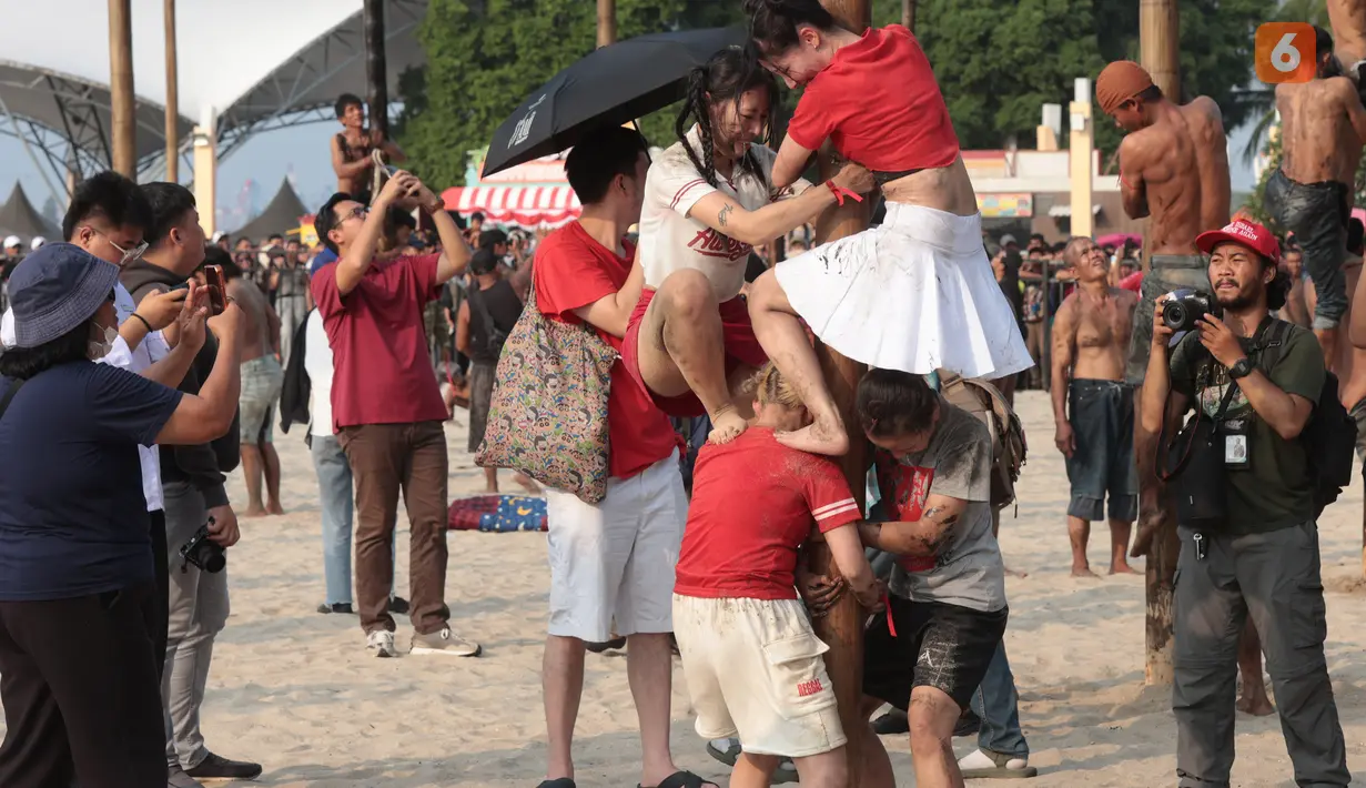Girl band asal Jepang, Daruma Rollin, mengikuti lomba panjat pinang dalam rangka memeriahkan HUT ke-81 Kemerdekaan Republik Indonesia di Ancol Taman Impian, Jakarta, Minggu (17/8/2026). Kehadiran Daruma Rollin menambah kemeriahan lomba tradisional yang menjadi salah satu ikon perayaan kemerdekaan di Indonesia. (KLY/Budy Santoso)