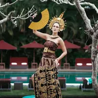 Luna Maya tampil anggun kenakan baju adat bali dalam potret terbarunya di Instagram baru-baru ini. (FOTO: Instagram.com/lunamaya).