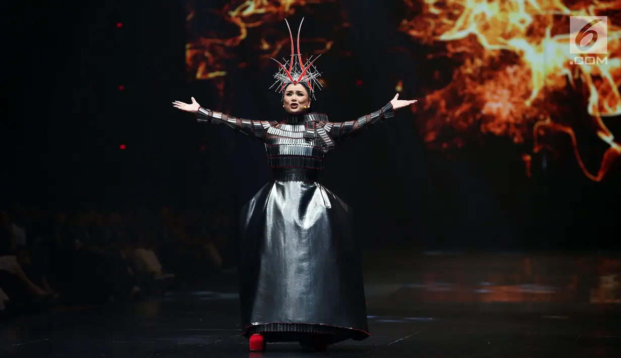 Diva Indonesia, Titi DJ tampil membawakan karakter alam semesta, yakni elemen besi dalam peragaan tunggal di Jakarta, Rabu (13/12). Peragaan tunggal 47 mahakarya Rinaldy Yunardi x Absolut Elyx itu bertajuk EQUILIBRIUM. (Liputan6.com/Johan Tallo)