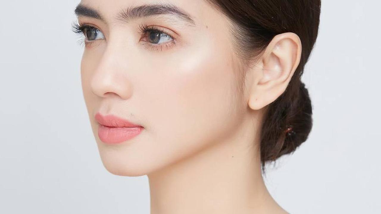 Ini adalah foto before atau sebelum operasi. Saat itu, banyak yang mengatakan bahwa Angel sudah sangat cantik meski tanpa operasi.<br>