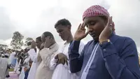 Umat Islam Kenya Sholat  Idul Fitri di lapangan terbuka di Nairobi, Kenya, Jumat, 21 April 2023. (AP Photo/Sayyid Abdul Azim)