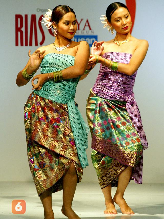 Model Malaysia menampilkan koleksi 'Songket' budaya Melayu karya desainer lokal selama peluncuran pekan mode di Kuala Lumpur, 1 Agustus 2003. (JIMIN LAI/AFP)