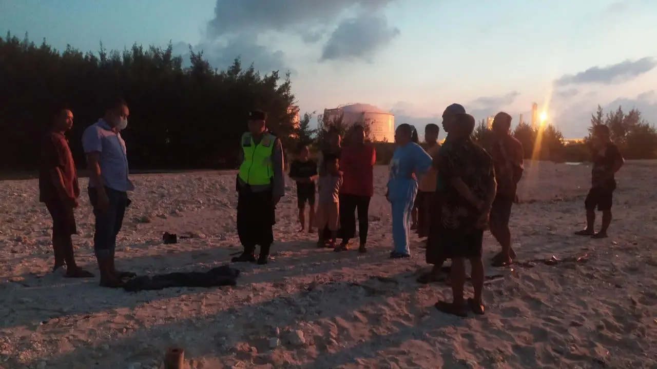 Polisi mendatangi lokasi penemuan bayi dikubur pasir pantai di Tuban. (Istimewa)