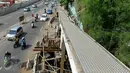 Tampak proyek pembongkaran struktur baja JPO sisi barat Polda Metro Jaya, di Jalan Jenderal Sudirman, Jakarta, Senin (23/11). Akibat pembongkaran, Dishubtrans DKI melakukan pengalihan arus lalu lintas di kawasan tersebut.  (Liputan6.com/Yoppy Renato)