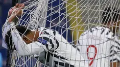 Penyerang Manchester United, Marcus Rashford, tampak kecewa usai ditaklukkan Istanbul Basaksehir pada laga Liga Champions di Stadion Fatih Terim, Kamis (5/11/2021). MU kalah dengan skor 2-1. (AP Photo)