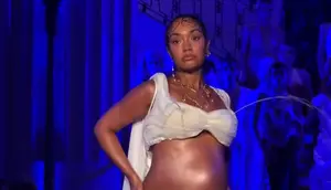 Leigh-Anne Pinnock eks Little Mix Bikin Heboh di London Fashion Week, Cairan Mirip ASI Keluar dari Dadanya
