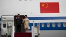 Presiden China Xi Jinping dan istrinya Peng Liyuan melambaikan tangan saat mereka turun dari pesawat setibanya di Bandara Internasional Ngurah Rai menjelang KTT G20 di Bali, Senin (14/11/2022). Xi Jinping, tiba di Pulau Bali dengan menggunakan pesawat kepresidenan Air China, Senin (14/11), untuk mengikuti KTT G20 di Nusa Dua, Kabupaten Badung, Bali, mulai esok. (Ajeng Dinar Ulfiana/Pool Photo via AP)