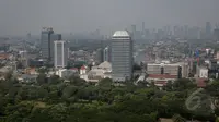 Suasana gedung pencakar langit di kawasan sekitar  Monas, Jakarta, Kamis (14/5/2015). Pemprov DKI Jakarta terus berupaya menambah ruang terbuka hijau (RTH) yang kini jumlahnya masih di bawah 10 persen. (Liputan6.com/Faizal Fanani)