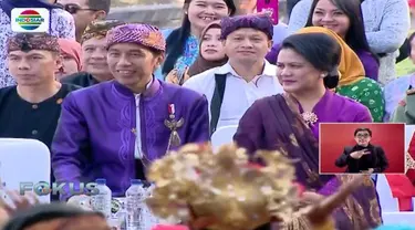 Saat Karnaval Kemerdekaan Pesona Parahyangan 2017, Jokowi memegang kujang yang merupakan simbol satria pemimpin bangsa. 