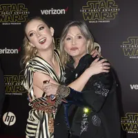 Aktris Billie Lourd mendampingi sang ibu, Carrie Fisher, di penayangan perdana ‘Star Wars: Episode VII The Force Awakens’ di Los Angeles, Amerika Serikat pada Senin (14/12/2015). Carrie Fisher merupakan Princess Leia di ‘Star Wars’. (AFP/Bintang.com)