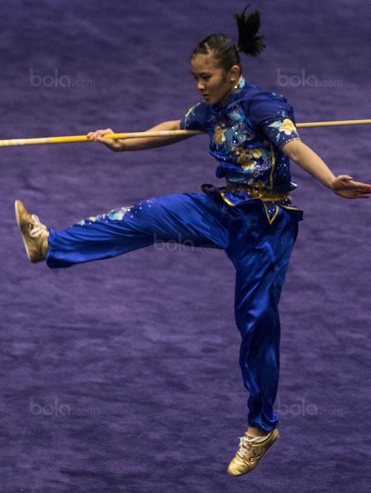 Atlet wushu Indonesia, Felda Elvira Santoso, tampil pada SEA Games nomor gunshu putri di KLCC, Kuala Lumpur, Minggu (20/8/2017). Felda berhasil meraih medali perunggu dengan meraih nilai 9,62. (Bola.com/Vitalis Yogi Trisna) 