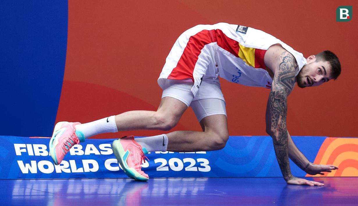 Pebasket Spanyol, Juancho Hernangomez berusaha bangkit saat laga Grup L Piala Dunia FIBA 2023 melawan Latvia di Indonesia Arena, Senayan, Jakarta, Jumat (01/09/2023). Spanyol kalah dengan skor 69-74. (Bola.com/Bagaskara Lazuardi)