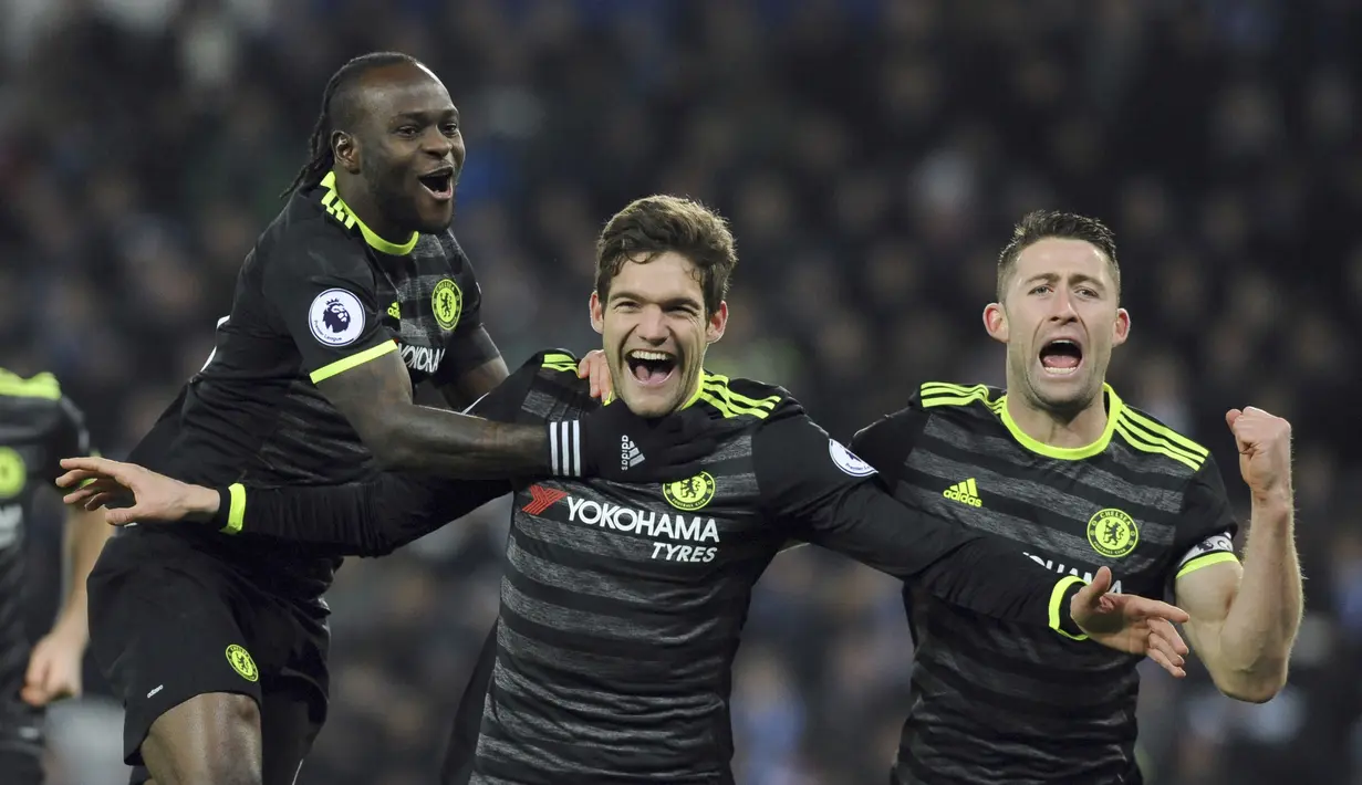 Pemain Chelsea, Marcos Alonso (tengah) menceak dua gol untuk kemenangan timnya atas Leicester City pada lanjutan Premier League di King Power Stadium, Leicester, Sabtu (14/1/2017). Chelsea menang 3-0.  (AP/Rui Vieira)