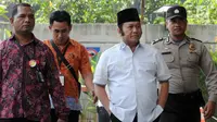 Bupati Lampung Selatan Zainudin Hasan tersenyum saat tiba di KPK, Jakarta, Jumat (27/7). Zainudin Hasan akan menjalani pemeriksaan 1x24 jam diduga menerima suap terkait proyek infrastruktur. (Merdeka.com/Dwi Narwoko)