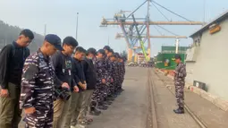 TNI Angkatan Laut mengerahkan kapal bersama unsur SAR untuk mencari lima jurnalis yang hilang kontak di perairan Selat Sunda saat hendak meliput aktivitas Gunung Anak Krakatau. (Foto: Unggahan Akun Medsos @sekretariat.kabinet)