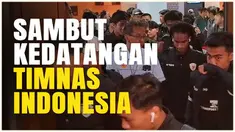 Berita video puluhan fans di Bandara Adi Soemarno Kota Solo, beramai-ramai sambut kedatangan Timnas Indonesia. Pelatih STY dan beberapa pemain diserbu fans untuk berfoto.
