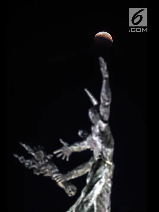 Foto fase gerhana bulan total dI langit kota Jakarta, Sabtu (28/7) dini hari. Gerhana bulan total tahun ini merupakan fenomena langka karena terjadi selama 1 jam 43 menit atau merupakan gerhana terlama yang terjadi di abad ini. (Liputan6.com/Johan Tallo)