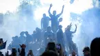 Para pemain Persib Bandung menaiki bus dalam pawai juara BRI Super League musim ini di Kota Bandung, Minggu (24/05/2026) pagi WIB. (Bagaskara Lazuardi/Bola.com)