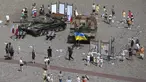 Orang-orang mengunjungi pameran terbuka tank dan kendaraan lapis baja Rusia yang rusak dan terbakar di Castle Square, di Warsawa, Polandia (27/6/2022). Kendaraan tersebut ditangkap oleh pasukan militer Ukraina selama perang di Ukraina. (AP Photo/Michal Dyjuk)