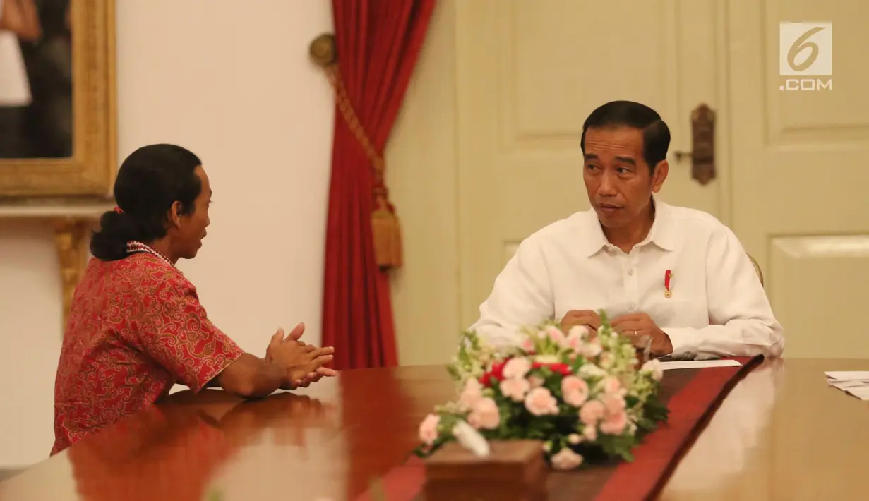 Seorang sopir truk bernama Agus Yuda (kiri) berbincang dengan Presiden Joko Widodo di Istana Negara, Jakarta, Selasa (8/5). Agus ingin melaporkan maraknya pungutan liar yang terjadi pada sopir truk hingga 6 juta. (Liputan6.com/Angga Yuniar)