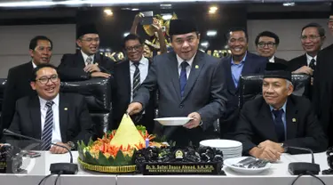 Ketua DPR Ade Komarudin (tengah) di dampingi Wakil Ketua DPR Fadli Zon , Agus Hermanto memotong tumpeng saat menghadiri acara peresmian ruang sidang Mahkamah Kehormatan Dewan yang baru, Senayan, Jakarta, Kamis (28/7). (Liputan6.com/Johan Tallo)