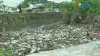 Kurangnya kesadaran lingkungan ditambah pendangkalan sungai menjadi faktor menumpuknya sampah di kawasan perbatasan Cileunyi Wetan ini.